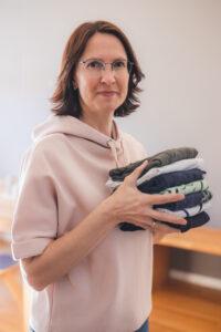 Ordnungscoach Sandra Hoffmann räumt Kleidung auf