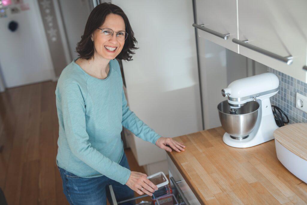 Ordnungscoach Sandra Hoffmann räumt eine Küchenschublade auf