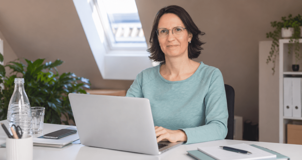 Sandra Hoffmann beim Lexware Office Coaching am Laptop